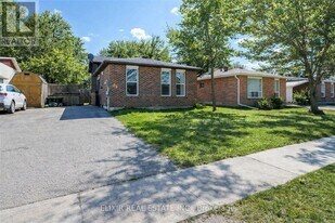 45 Austen Ln in Barrie, ON - Building Photo