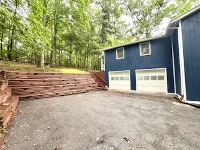 1078 Lakeview Dr in Whitacre, VA - Foto de edificio - Building Photo