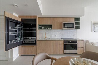 601 NE 1st Ave in Miami, FL - Building Photo - Building Photo