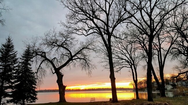 3995 N Shore Dr in Mound, MN - Building Photo - Building Photo