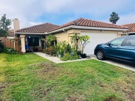 10943 Shy Bird Ln in San Diego, CA - Building Photo