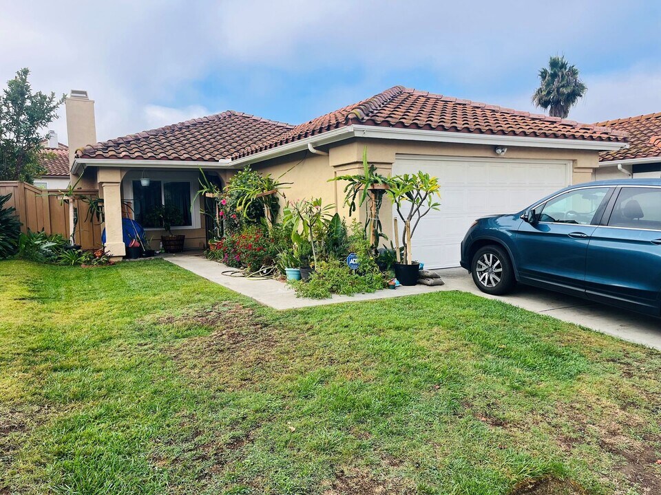 10943 Shy Bird Ln in San Diego, CA - Building Photo