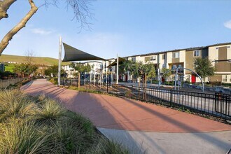 392 Line St in Hayward, CA - Building Photo - Building Photo