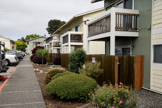 Woodridge Apartments in Arcata, CA - Foto de edificio - Building Photo