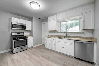2019 Beverly Hills Dr in Richmond Heights, OH - Building Photo - Building Photo