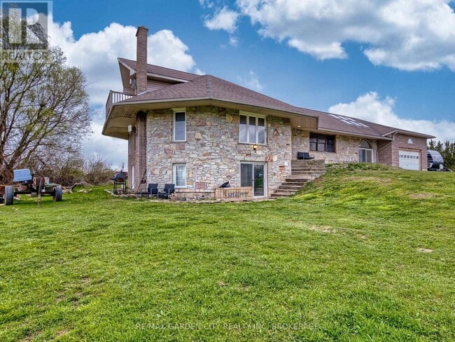 33260 Pettit Rd in Wainfleet, ON - Building Photo - Building Photo