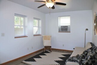 708 1/2 Streb St in Iowa City, IA - Building Photo - Building Photo