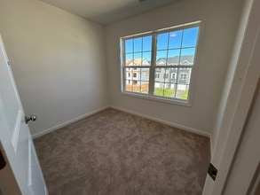 321 Avon Dr in Red Lion, PA - Foto de edificio - Building Photo