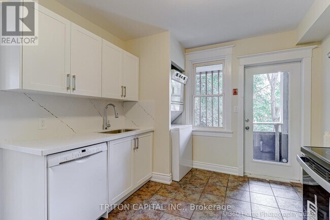 2387 Queen St E in Toronto, ON - Building Photo - Building Photo