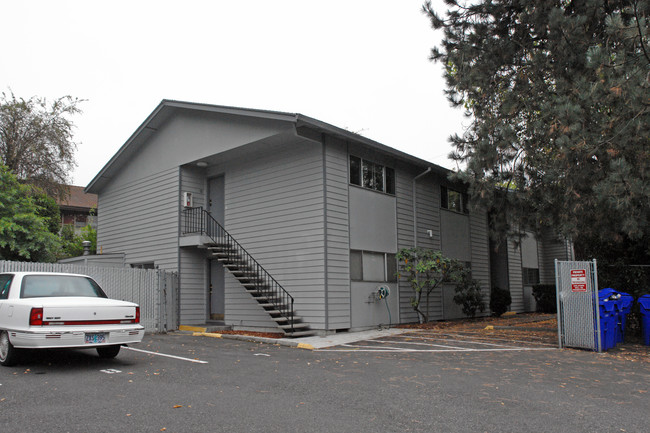 Royal Gardens Apartments in Portland, OR - Building Photo - Building Photo