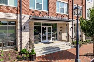 Manor on the Green in Williamsburg, VA - Foto de edificio - Building Photo