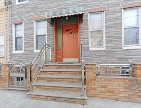 6707 Forest Ave in Ridgewood, NY - Foto de edificio - Building Photo