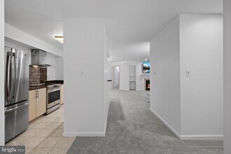 7713 Lafayette Forest Dr in Annandale, VA - Foto de edificio - Building Photo