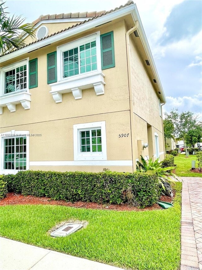 property at 5907 London Ln