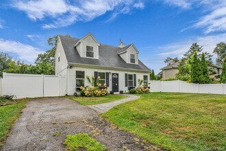 98 Dahlia Dr in Mastic Beach, NY - Building Photo - Building Photo