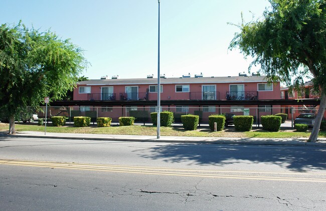 Villa Pines Apartments in Fresno, CA - Building Photo - Building Photo