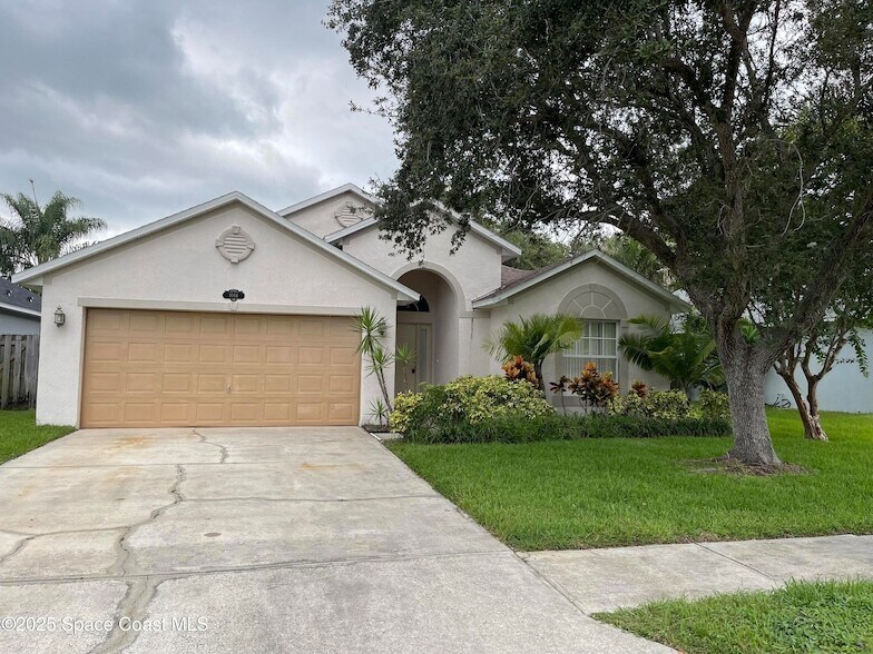 1044 Sedgewood Cir, Unit 01-829 in Melbourne, FL - Building Photo