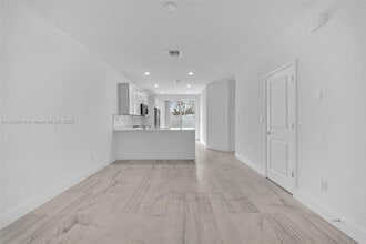 142 SW 171st Way in Pembroke Pines, FL - Building Photo - Building Photo