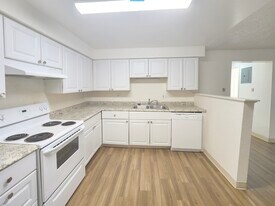 The Cottonwoods in Denver, CO - Building Photo