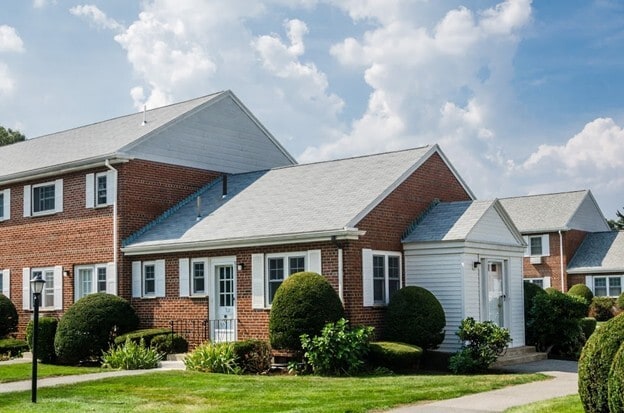 92 Emerson Gardens Rd in Lexington, MA - Foto de edificio - Building Photo