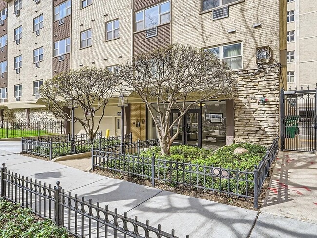 property at 420 W Aldine Ave