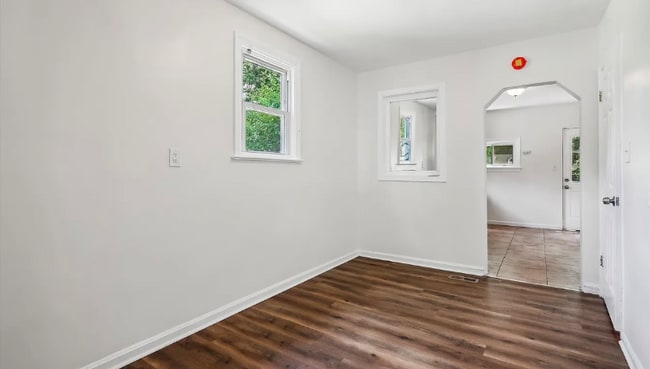 property at 1210 Larchmont Ave
