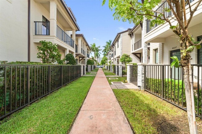 4612 NW 83rd Pkwy in Doral, FL - Building Photo - Building Photo