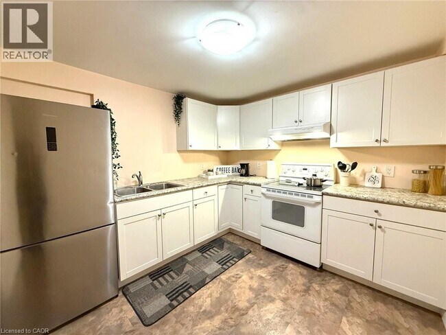 221 Ahrens St W in Kitchener, ON - Building Photo - Building Photo