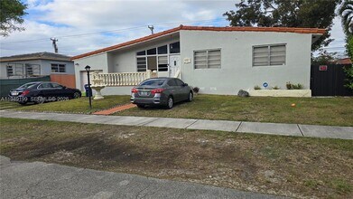 8261 SW 34th Terrace in Miami, FL - Building Photo - Building Photo