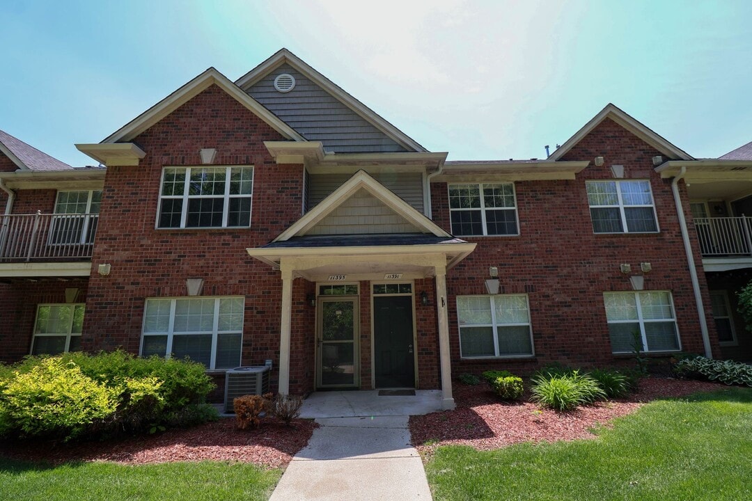 11391 N Woods Dr in Shelby Township, MI - Building Photo