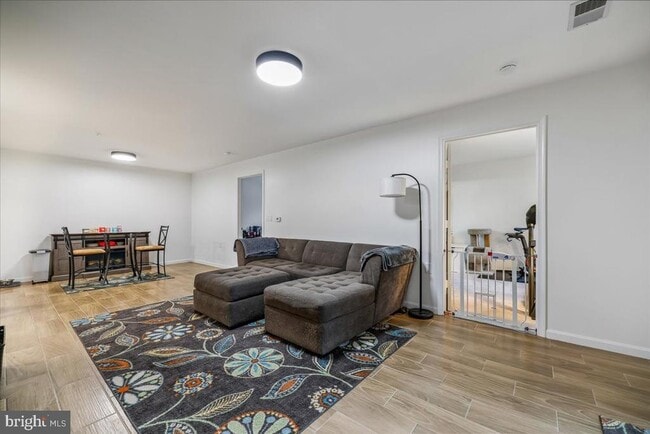 10010 Vanderbilt Cir in Rockville, MD - Building Photo - Building Photo