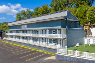 Renshaw Studio Apartments in Rockaway Beach, MO - Building Photo - Building Photo