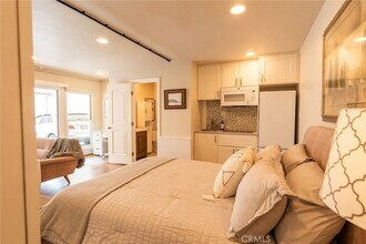 327 3rd St, Unit 7 in Laguna Beach, CA - Foto de edificio - Building Photo