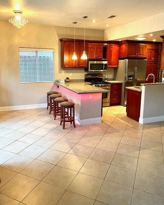 528 N Parker St in Orange, CA - Foto de edificio - Building Photo