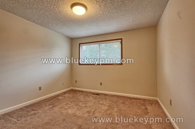 6485 SW Cherry Hill Ln in Beaverton, OR - Foto de edificio - Building Photo