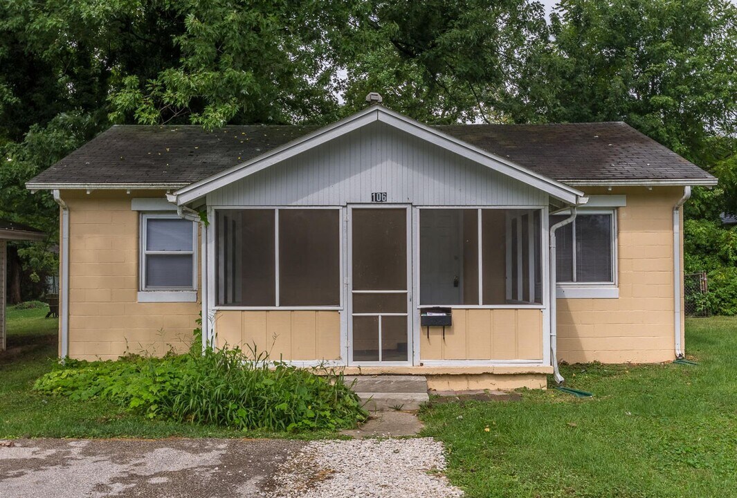 106 S Roosevelt St in Bloomington, IN - Foto de edificio