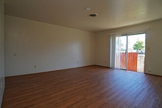 5612 Cypress Ave in Carmichael, CA - Foto de edificio - Building Photo