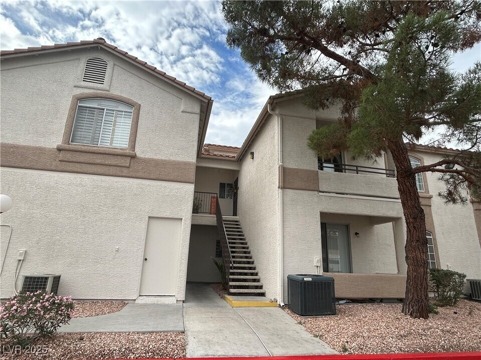 1830 N Buffalo Dr in Las Vegas, NV - Building Photo