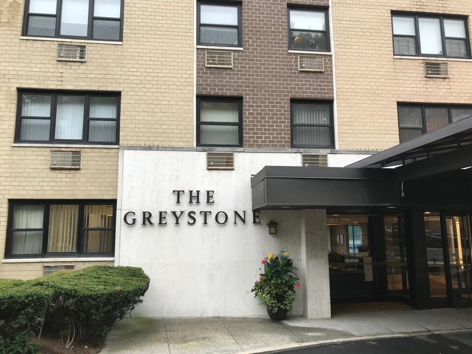 1085 Warburton Ave in Yonkers, NY - Building Photo