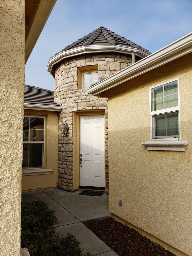 5611 John Runge St in Sacramento, CA - Building Photo - Building Photo