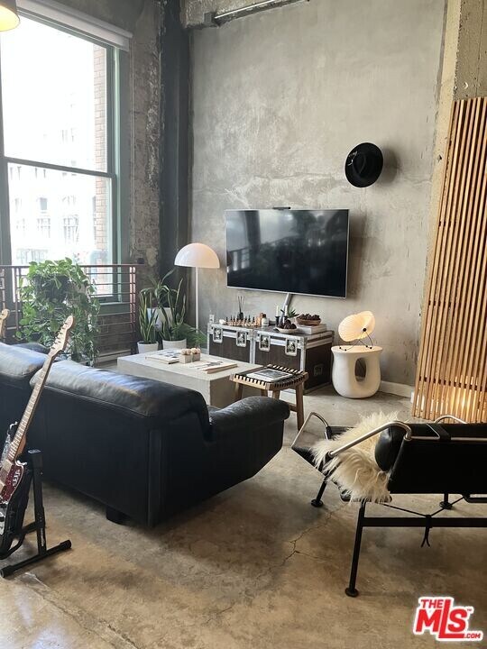 711 S Olive St in Los Angeles, CA - Building Photo