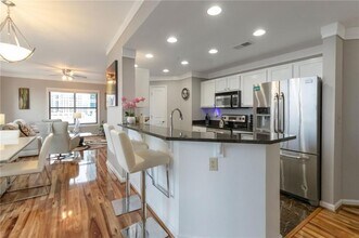 3040 Peachtree Rd in Atlanta, GA - Foto de edificio - Building Photo