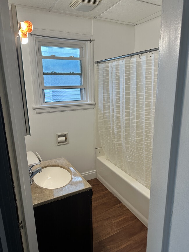 1608 Main St, Unit Lower Apartment in Stevens Point, WI - Foto de edificio - Building Photo