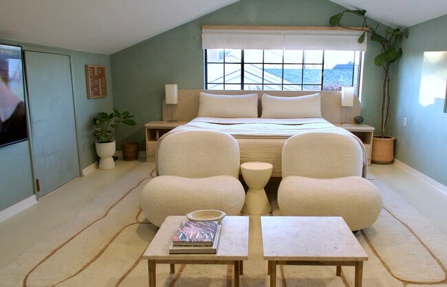 329 E Mariposa Way in Santa Maria, CA - Foto de edificio - Building Photo