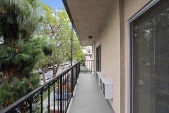 617 N Sweetzer Ave in West Hollywood, CA - Foto de edificio - Building Photo
