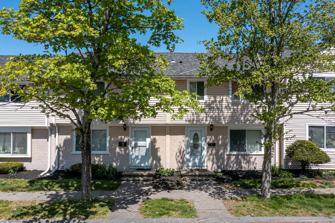 Chestnut Place Townhomes in Foxboro, MA - Building Photo