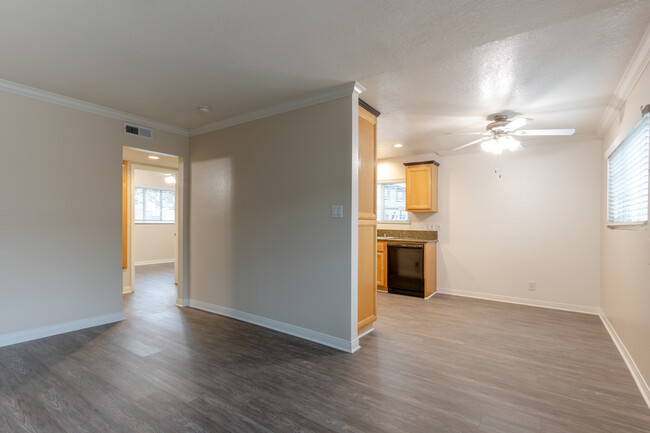 Pointe Pacific Apartment Homes in Westminster, CA - Building Photo - Interior Photo