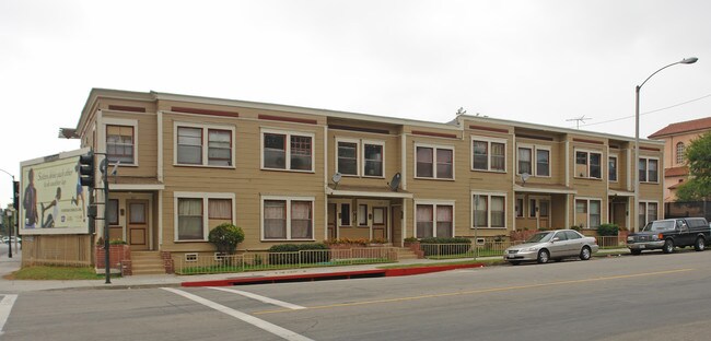 221 Raymond Ave in Pasadena, CA - Foto de edificio - Building Photo