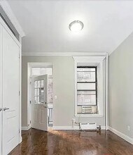 235 E 14th St, Unit 2D in New York, NY - Foto de edificio - Building Photo