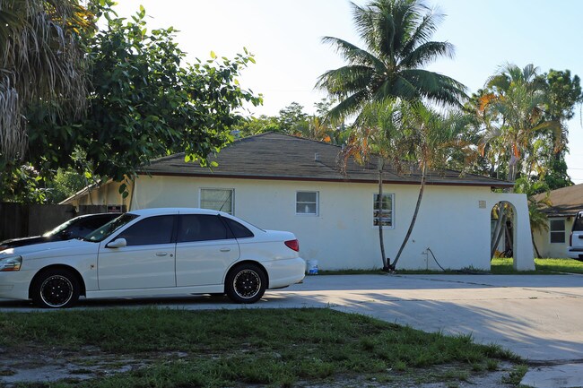 4050-4118 42nd Way S in Lake Worth, FL - Building Photo - Building Photo